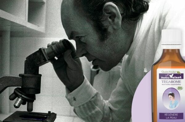 Tégarome et Docteur Valnet avec un microscope